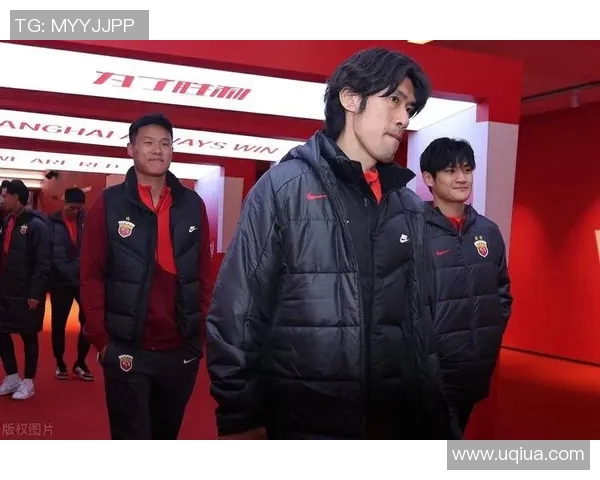 足球明星身披斗篷的神秘魅力照引发女生们的热议与追捧