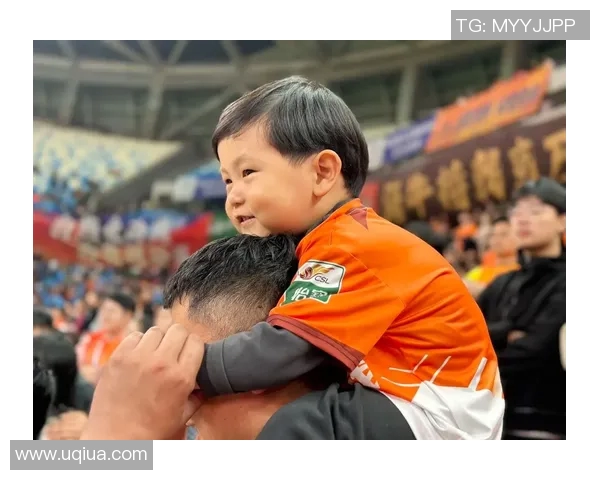 足球明星亲密采访小球迷意外叫妈妈引发温馨瞬间 足球明星亲密采访小球迷意外叫妈妈引发温馨瞬间